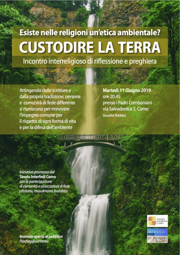 La fotografia presenta una cascata d'acqua in una rigogliosa foresta e un ponte che collega le due estremità della scarpata. L'immagine è corredata dalle informazioni sulla serata