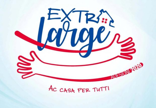 Il logo per la Festa dell'Adesione 2020 con la scritta Extra Large e il disegno di due braccia parallele che esprimono l'idea dell'abbraccio. Sotto la scritta Ac Casa per tutti