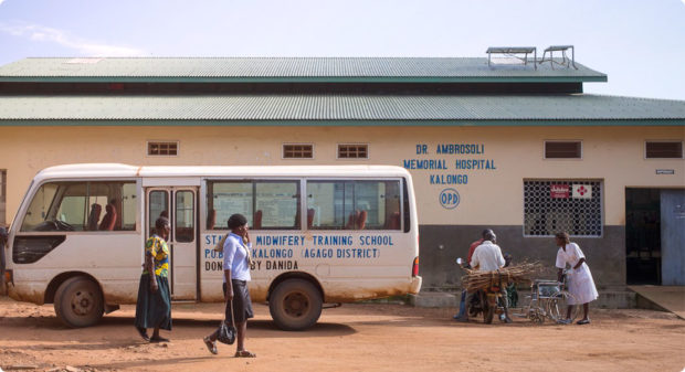 Nella foto il pulmino della scuola di ostetricia fondata a Kalongo, insieme ad un ospedale, da padre Giuseppe Ambrosoli